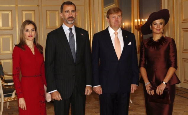 Sus Majestades los Reyes junto a Sus Majestades los Reyes de los Países Bajos, en el vestibulo del Palacio de Noordeinde